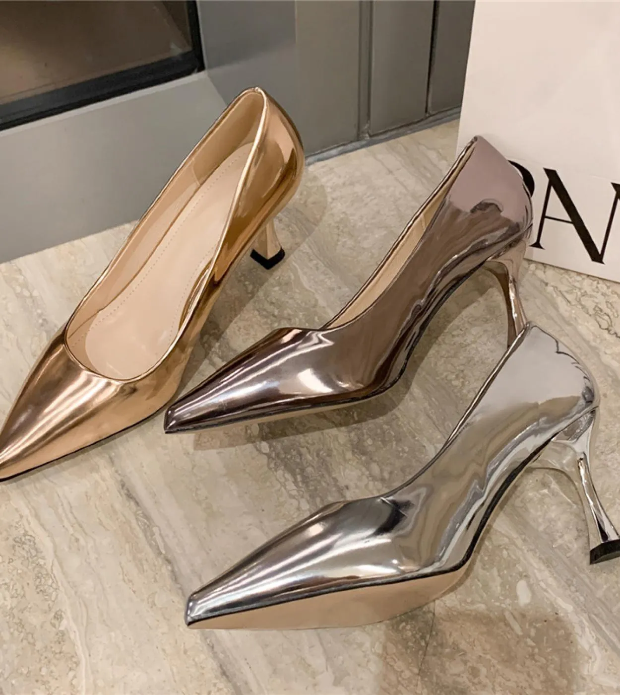 2023 Moda Donna 65cm Tacchi Décolleté lucidi lucidi Lady Scarpe a punta Plus Size Tacchi bassi da sposa Oro argento Fetish