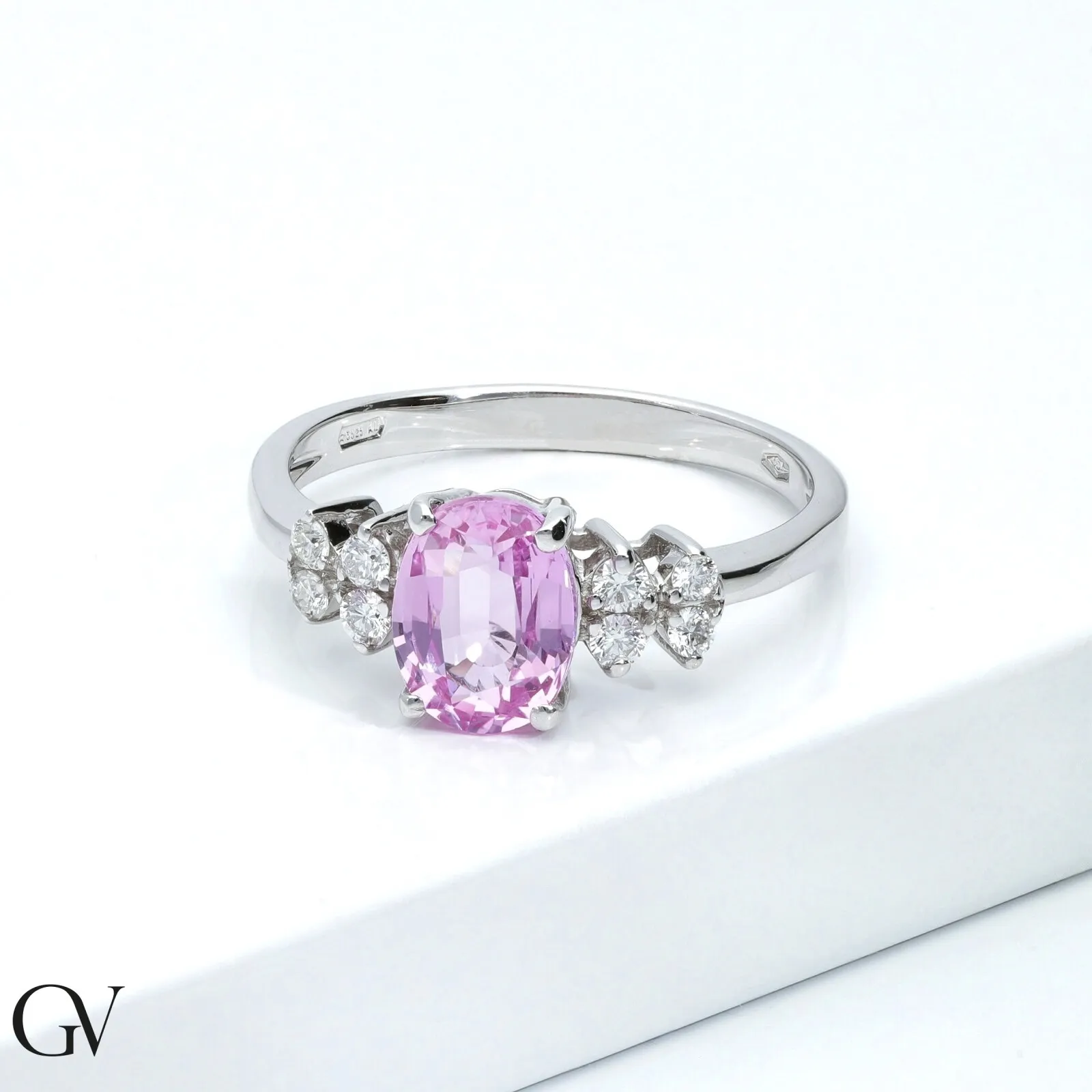 Anello in oro bianco 18k con zaffiro rosa e 4 diamanti per lato