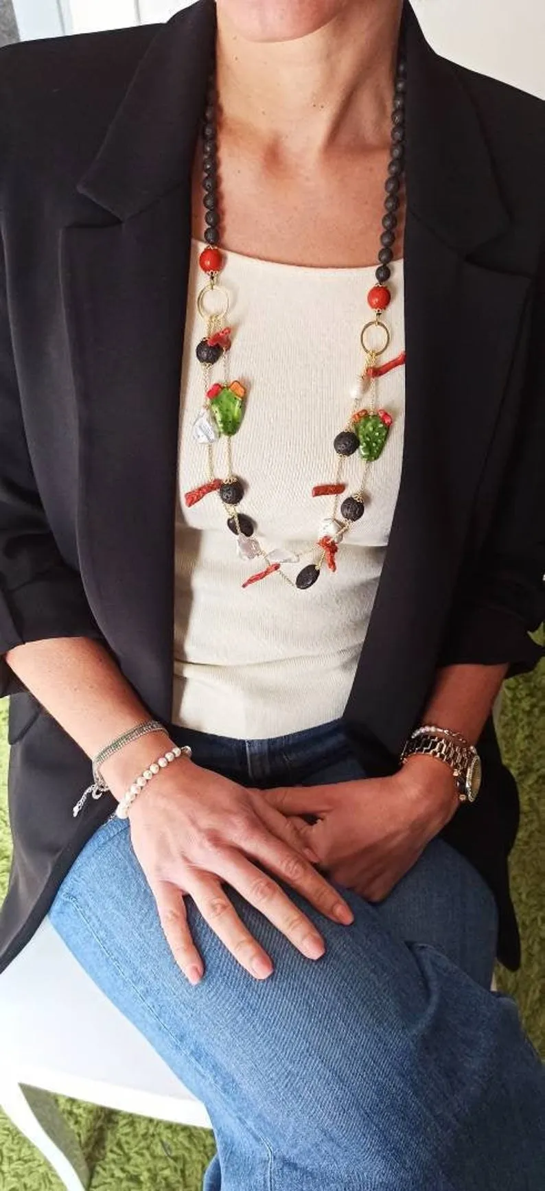Collana Lunga con Pietra Lavica, Perle Barocche, Corallo Rosso e Fichi d’India in Ceramica